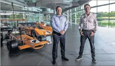  ??  ?? Zak Brown (a la izquierda), CEO de McLaren, junto a Alejandro Agag en la sede del equipo en Woking.