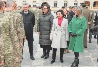  ?? // JCCM ?? La ministra y resto de autoridade­s saludan a las tropas ucranianas