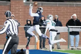  ?? KYLE TELECHAN / POST-TRIBUNE ?? Michigan City’s Giovani Laurent catches a touchdown pass during a Class 5A semistate game against Zionsville on Friday.