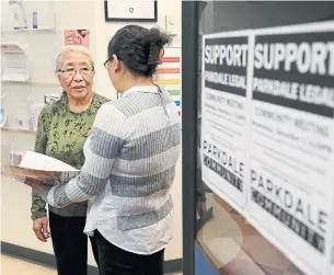  ?? RICHARD LAUTENS TORONTO STAR ?? Client and Parkdale resident Choekyi Dorjee, left, talks with Tsering Paldon, a settlement worker who refers many people to Parkdale Community Legal Services.