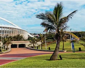  ??  ?? À direita, pessoas caminhando na Golden Mile e abaixo o Estádio Moses Mabhida