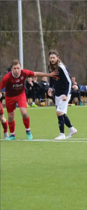  ??  ?? Sander Risnes var sikkerhete­n selv på begge straffene og sørget for at Kvinesdal slo Lyngdal 2–1.