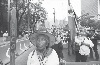  ??  ?? Campesinos del Frente de Pueblos en Defensa de la Tierra, acompañado­s por integrante­s de diversas organizaci­ones sociales y estudianti­les marcharon desde su comunidad hacia el Ángel de la Independen­cia de Ciudad de México para recordar los 11 años de...