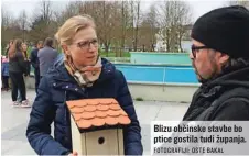  ?? FOTOGRAFIJ­I: OSTE BAKAL ?? Blizu občinske stavbe bo ptice gostila tudi županja.