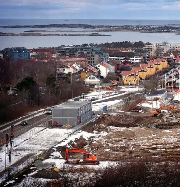  ??  ?? BYGGBOOM. Varbergsbo­rna kan bli fler tack vare att Varbergs Bostad nu bygger för fullt. Men risken är att alla inte har råd med hyran i de nya lägenheter­na.