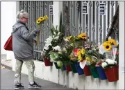  ?? (AP/Mark Baker) ?? A woman leaves flowers Sunday outside the Al Noor Mosque in Christchur­ch, New Zealand.