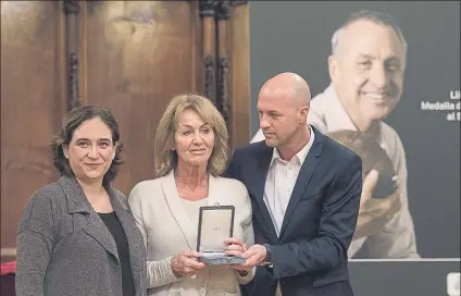  ?? FOTO: PERE PUNTÍ ?? La alcaldesa de Barcelona Ada Colau hizo entrega de la Medalla de Oro a título póstumo a la viuda de Cruyff y a su hijo Jordi