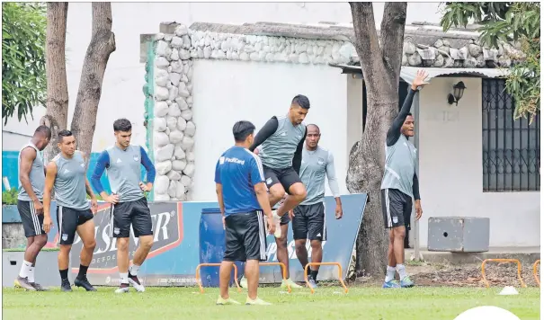  ??  ?? La plantilla millonaria estaba lista para visitar a Liga de Quito, pero el duelo se aplazó por el estadio de excepción
que vive el país.