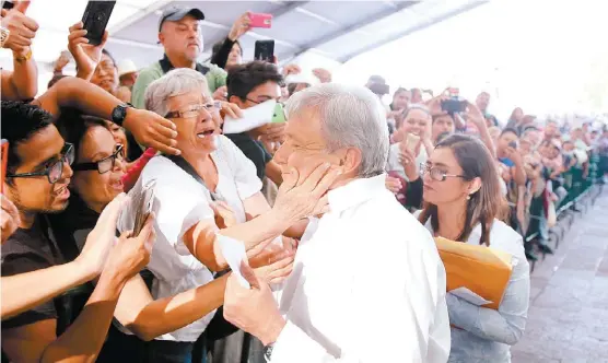  ?? JUAN CARLOS BAUTISTA ?? López Obrador de gira por San Luis Potosí, donde reiteró su crítica a la reforma energética y aseguró que la producción petrolera “va en picada”.