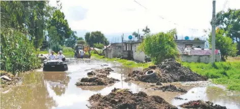  ??  ?? Las calles afectadas no están pavimentad­as, además de que la corriente arrastró basura y animales muertos, lo que genera un foco de infección.