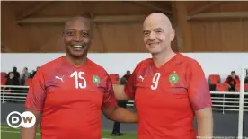  ??  ?? Teambuildi­ng beim Fußballspi­elen: Patrice Motsepe und FIFA-Präsident Gianni Infantino (r.)