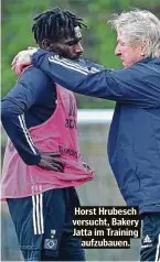  ??  ?? Horst Hrubesch versucht, Bakery Jatta im Training aufzubauen.