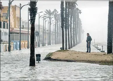  ?? MANUEL BRUQUE / EFE ?? Imagen de la playa de la Patacona (Pinet, Valencia) inundada por la borrasca Gloria