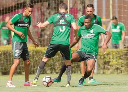  ?? FOTO MANUEL SALDARRIAG­A ?? El defensor Francisco Nájera, de espaldas, estaría hoy en lugar del capitán Alexis Henríquez, haciendo pareja de centrales con el juvenil Carlos Cuesta.