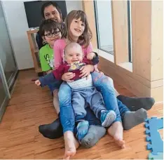  ?? Foto: Katrin Bosch ?? Anika und Simon freuen sich mit ihren Eltern. Ihr Bruder Julian hat die ersten 50 Tage nach der Transplant­ation gut überstande­n.