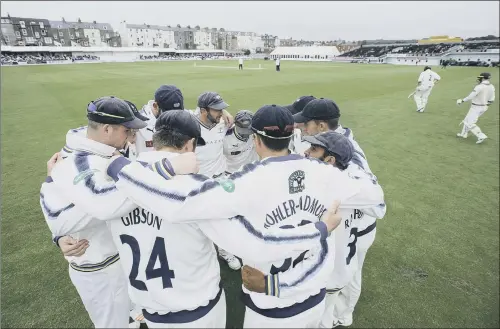  ?? PICTURE: ALLAN MCKENZIE/SWPIX.COM ?? Yorkshire’s team huddle together as Somerset’s opening batsman come out for the start of their second innings at Scarboroug­h yesterday. TEAM SPIRIT: