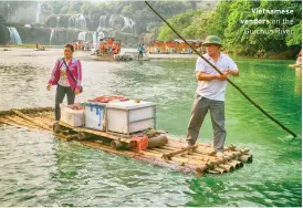  ??  ?? Vietnamese vendors on the Guichun River