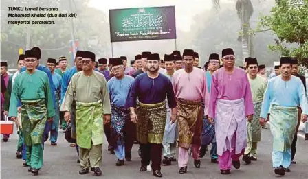  ??  ?? TUNKU Ismail bersama Mohamed Khaled (dua dari kiri) menyertai perarakan.