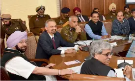  ??  ?? ACTION STATIONS
CM Amarinder Singh at a meeting with senior police officials in Chandigarh