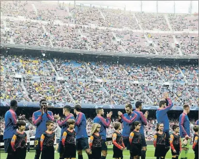  ?? ÀLEX GARCIA ?? Los jugadores del Barça saludan al público, en un estadio con algunos claros, ayer antes del encuentro