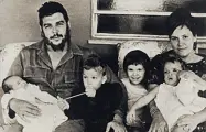  ??  ?? Sorrisi Un’immagine di famiglia scattata nel 1965