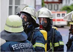  ?? Foto: Mörzl ?? Die Nördlinger Feuerwehr stand einsatzber­eit ein paar Meter vor dem Gebäude, an dem eine Hauptgasle­itung beschädigt wurde.