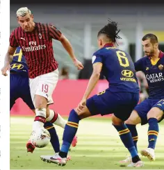  ?? GETTY IMAGES ?? Theo Hernandez del Milan fronteggia­to da Smalling