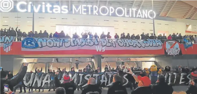  ?? // ABC ?? Ultras polacos del Ruch Chorzów, en los bajos del Metropolit­ano