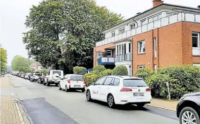  ?? BILD: Heike Schultz ?? Langer Rückstau: Wenn die Schranken am Bahnüberga­ng geschlosse­n sind, stehen am Schützenwe­g viele Autos auf der Straße.