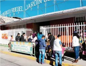  ?? Foto: Mario Castelán ?? Padres de familia optaron por regresarse con sus hijos, ayer. /