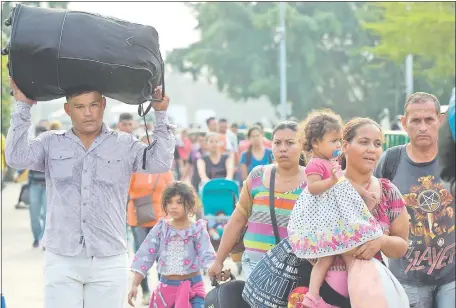  ??  ?? Éxodo forzoso. Con la agudizació­n de la crisis económica y la represión, venezolano­s siguen huyendo de su país.