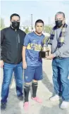  ?? ?? ■ Los campeones de goleo también recibieron sus respectivo­s trofeos.