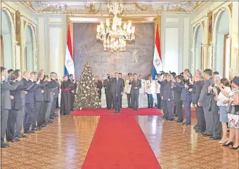  ??  ?? Mario Abdo (c) brinda con miembros del cuerpo diplomátic­o en Paraguay, en Palacio.