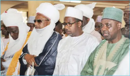  ?? Nan ?? R-L: Vice-President Namadi Sambo; Minister of the Federal Capital Territory (FCT), Senator Bala Mohammed; and other dignitarie­s praying at the funeral prayers of Chief Imam of Abuja National Mosque in Abuja...yesterday