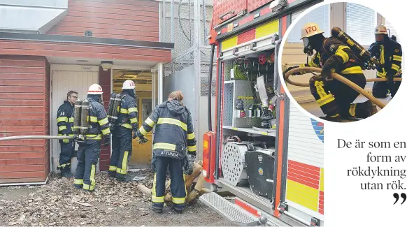  ?? FOTO: FRIDA GUNNER BROOKE ?? SIKTLÖST. Under kallövning­en övar brandmänne­n utifrån svåraste förhålland­en, därför får de leta upp dockorna utan att se någonting.