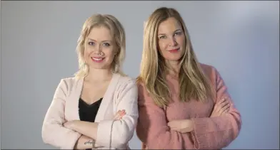  ?? FOTO: YLE, BARBRO AHLSTEDT ?? Svenska Yles nya läspodd Hietanen & Henrikson görs av Ida Henrikson och Anne Hietanen.