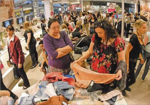  ?? ?? MODA. Hay marcas que sufrieron un “shock de desabastec­imiento” por la llamada crisis de los contenedor­es; la situación mejoró algo pero no se solucionó.