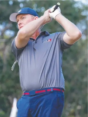  ?? Picture: ANNA ROGERS ?? PRACTICE MAKES PERFECT: Five-time winner of the City of Cairns Open golf tournament, Frank Power, in action at Cairns Golf Club.