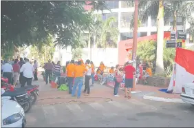  ??  ?? El miércoles hubo incidentes frente a la Junta Municipal tras la aceptación de la renuncia de Albino Ferrer a la intendenci­a de San Lorenzo.