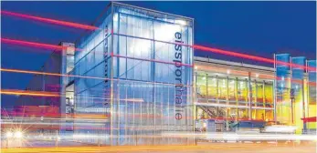  ?? ARCHIVFOTO: FELIX KÄSTLE ?? Auch die defizitäre Ravensburg­er Eissportha­lle belastet den Haushalt der Stadtwerke, die 4,2 Millionen Euro an neuen Krediten aufnehmen müssen.