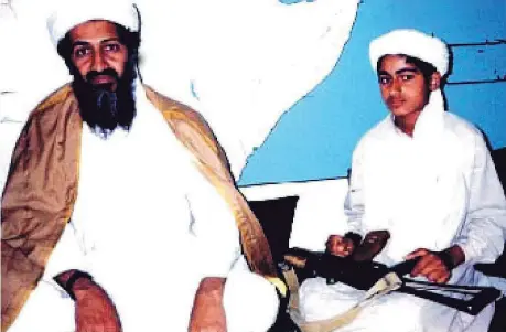  ??  ?? Padre e figlio Una foto di Osama bin Laden e del figlio Hamza, all’epoca adolescent­e, che maneggiava un fucile automatico