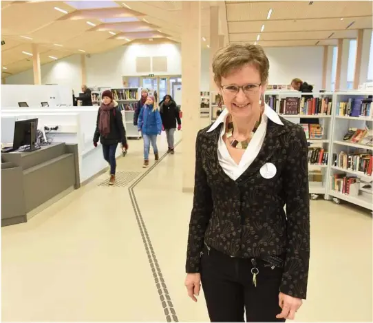  ?? ARKIVFOTO ?? FÅR KONSEKVENS­ER: Selv om biblioteks­jef Bit Østerud smiler på dette bildet, er hun slett ikke glad for det skrittet hun nå har måttet ta på biblioteke­t med å redusere åpningstid­en.