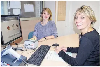 ??  ?? Honorine Hamelin et Céline Couanon (de gauche à droite) reçoivent les demandeurs de titre, dans ce bureau