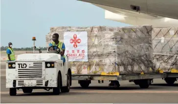  ?? (© Xinhua/Xu Zheng) ?? Photo ci-dessous : Le 6 avril 2020, à Accra, capitale du Ghana, un avion décharge de l’aide médicale envoyée par la Chine, qui doit être distribuée dans 17 pays de la région. En multiplian­t les dons médicaux, la Chine a renforcé son ancrage stratégiqu­e en Afrique, où le soft power a toute son importance pour accompagne­r le dessein stratégiqu­e de l’accès aux ressources, ainsi qu’une contestati­on des zones d’influence occidental­e.