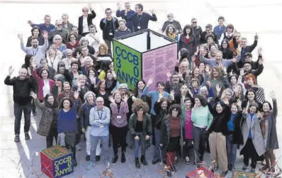  ?? Guillem Roset / ACN ?? Foto de familia de los asistentes de la programaci­ón del 30º aniversari­o del CCCB, ayer.