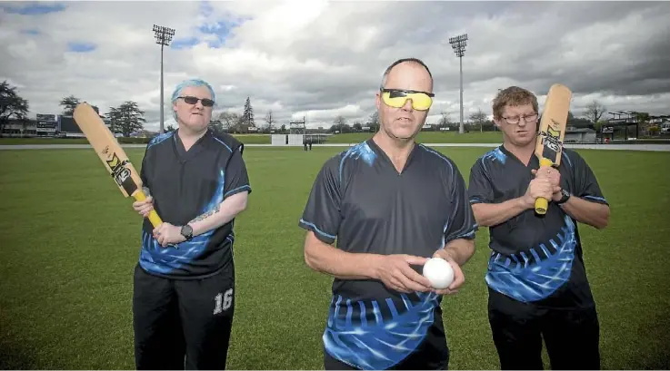  ??  ?? Steve Donnelly (centre) is fundraisin­g to go to India to play in the Blind Cricket 20/20 in 2017. Thomas Patterson (left) and Ben Fellows are also going on the trip.