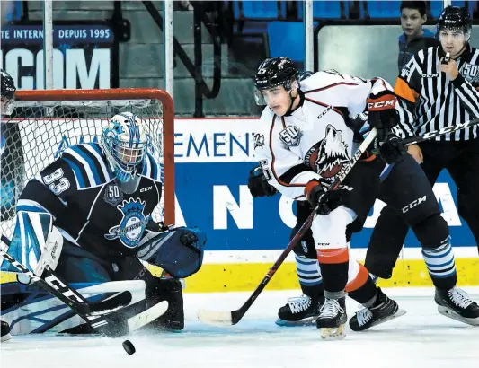  ?? PHOTO D’ARCHIVES, AGENCE QMI ?? Le gardien des Saguenéens Zachary Bouthillie­r n’a rien à se reprocher dans la défaite de 4 à 0 des siens face aux Huskies de Rouyn-noranda. Il a repoussé pas moins de 44 lancers.