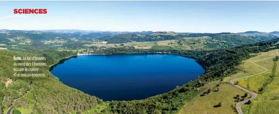  ??  ?? Écrin. Le lac d'Issarlès, au nord des Cévennes, occupe le cratère d’un volcan endormi.