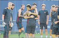  ?? FOTOS: FCB ?? Bartomeu dio la bienvenida a los últimos en llegar, incluidos Messi, Piqué y Neymar. Busquets fue felicitado el día de su 29º aniversari­o y Gerard hizo lo propio con Marlon