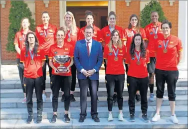  ??  ?? CON EL ORO EUROPEO. Mariano Rajoy recibió a la Selección femenina en La Moncloa.